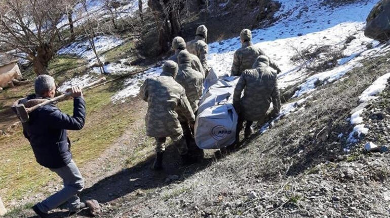 Mehmetçik depremzedelere yardıma devam ediyor