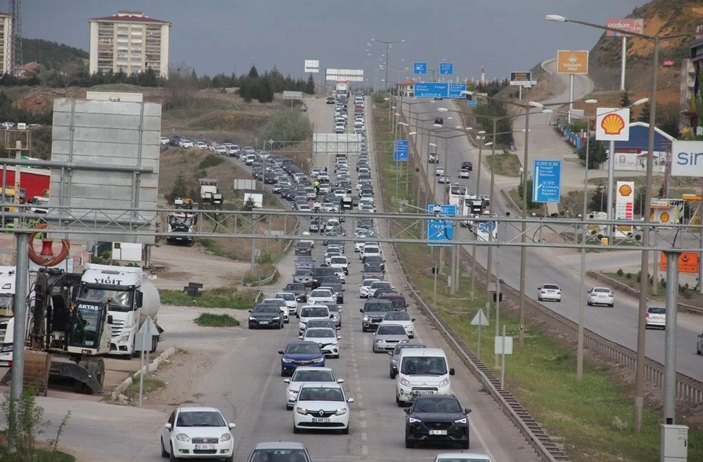 Bayram dönüşü trafikte büyük yoğunluk